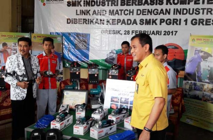 Peduli Masa Depan Lulusan SMK, Petrokimia Gresik Serahkan Bantuan Peralatan Workshop Pengelasan