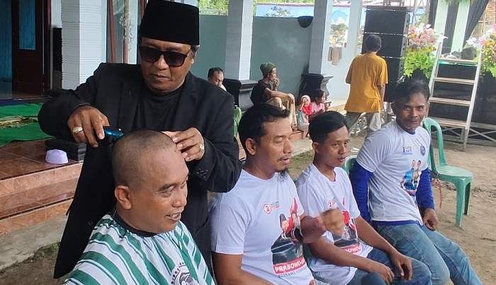 Raih Suara Tertinggi, Relawan Prabowo-Gibran di Kediri Cukur Gundul