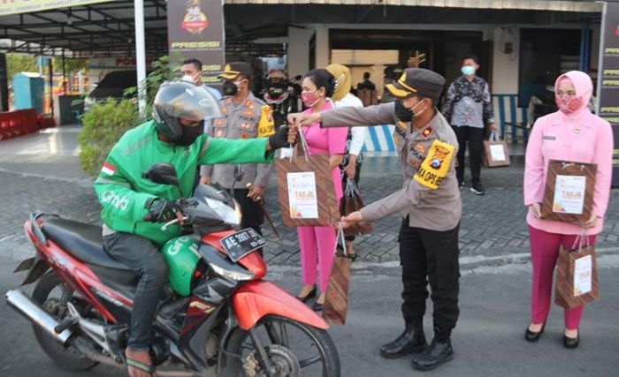 Peduli Terhadap Sesama, Kapolres Ngawi Bersama Bhayangkari Bagi-bagi Takjil