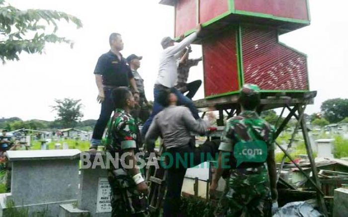 Makam Kembang Kuning jadi Area Judi Merpati, 6 Pegupon Dirobohkan dan Dibakar Petugas Gabungan