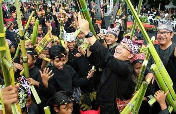 Bupati Banyuwangi Perang-perangan Senapan Pelepah Pisang dengan 5.000 Anak SD