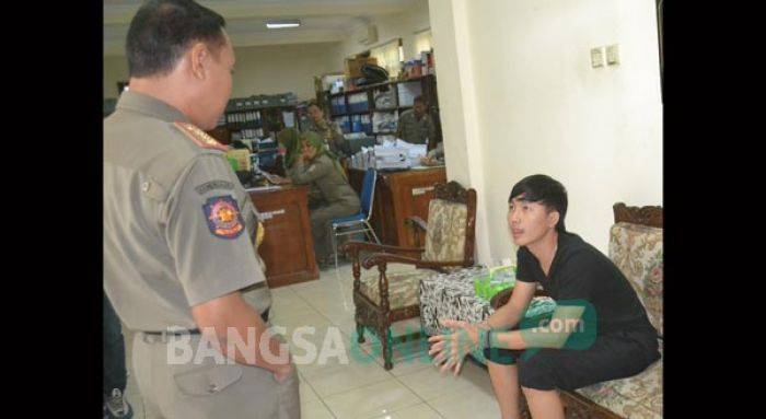 Oknum Mahasiswa Digaruk Satpol PP Tuban saat Berduaan di Kos Bersama Model Fotografer