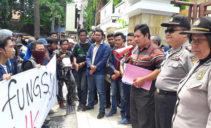 Tuntut Pemerintah Perhatikan Pemuda, Mahasiswa Demo DPRD Gresik