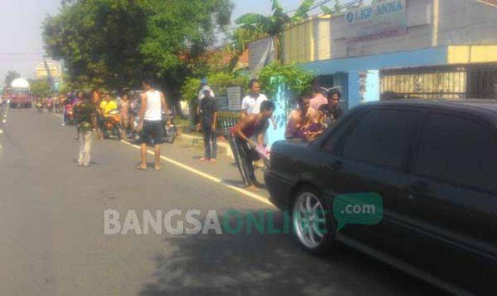 Kecelakaan Maut di Raya Jombang-Surabaya: Sedan Tabrak Pengendara Motor, Satu Tewas