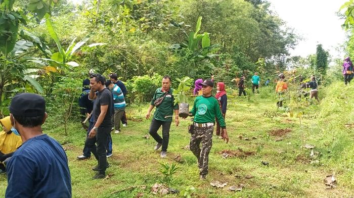 Peringati Hari Bumi, Kesbangpol dan Parpol di Trenggalek Tanam Pohon di Areal Makam Kanjeng Jimat