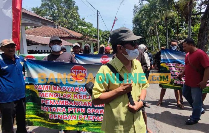 Tolak Perpanjangan Izin Penambangan PT EPAS, Warga Puncu Demo ke Kantor PTPN Ngrangkah Pawon