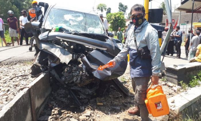 ​Minibus Tertabrak KA Matarmaja di Perlintasan Tanpa Palang Pintu di Kota Blitar, 1 Orang Kritis