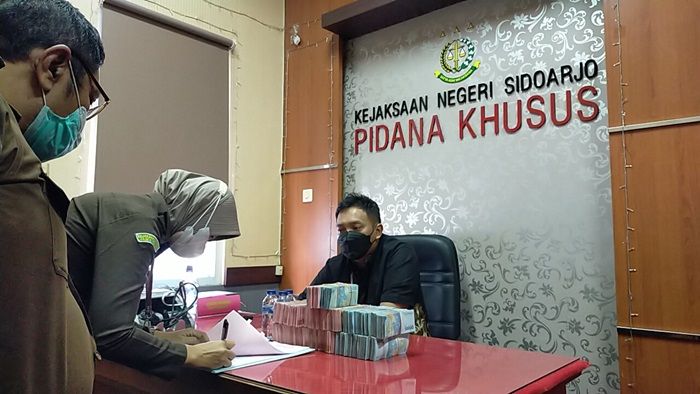 Keluarga Mantan Kades Kemantren Sidoarjo Kembalikan Uang Kerugian Negara Rp 540 Juta