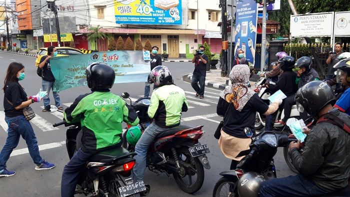 ​Alami Kelangkaan, PWI Kediri Bagi-bagi Masker Gratis