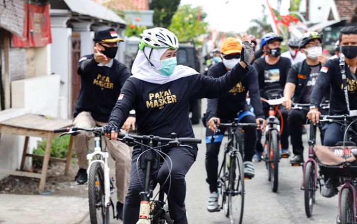 ​Gowes di Tulungagung, Gubernur Khofifah Bagikan Masker dan Sosialisasi Perda “Wajib Masker”