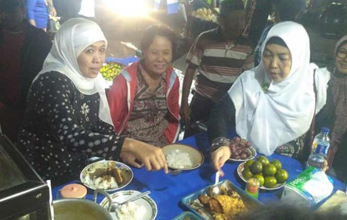 Usai Blusukan di Pasar Kota Bojonegoro, Khofifah Sahur Bersama Pedagang