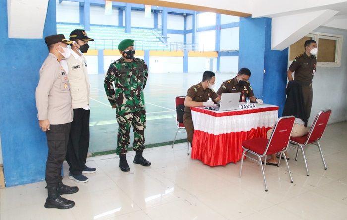 Pantau Sidang Pelanggar Prokes, Bupati Yuhronur: Menkes Sebut Lamongan Mampu Tekan Mobilitas Massa