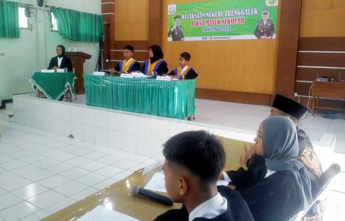 Kejari Trenggalek Gelar Peradilan Semu di MTsN I, Kepsek: Ini adalah Pendidikan yang Nyata