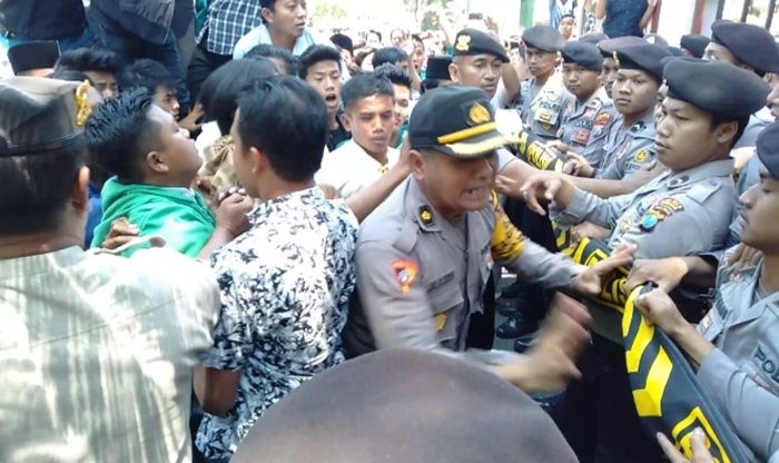 Peringati Setahun Kepemimpinan Baddrut Tamam, Kantor Bupati Pamekasan Dilempari Telur dan Tomat