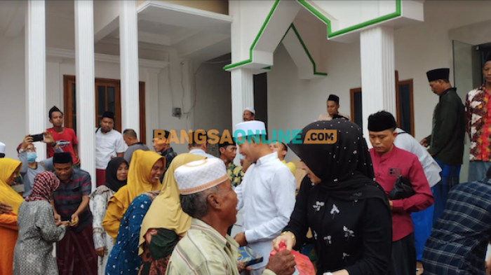 Salurkan Pembagian Zakat, Warga Doakan Abdullah Hidayat Jadi Bupati Sampang