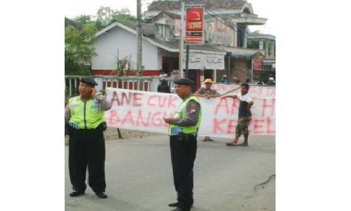 Jalan Rusak, Warga Blokade Jalan Kediri - Blitar