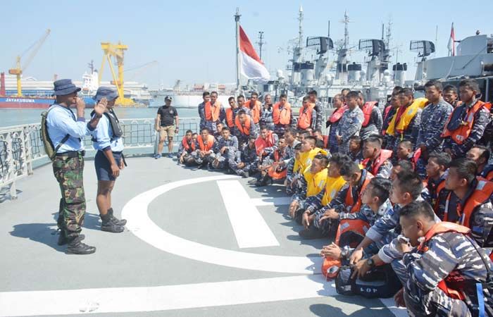 Jelang Jungle and Survival, Prajurit KRI Koarmada II Jalani Drill Sea Survival