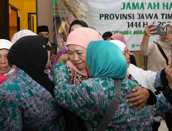 Khofifah Sambut Jemaah Haji Kloter 87 dengan Tumpeng dan Bagi-bagi Bendera Merah Putih