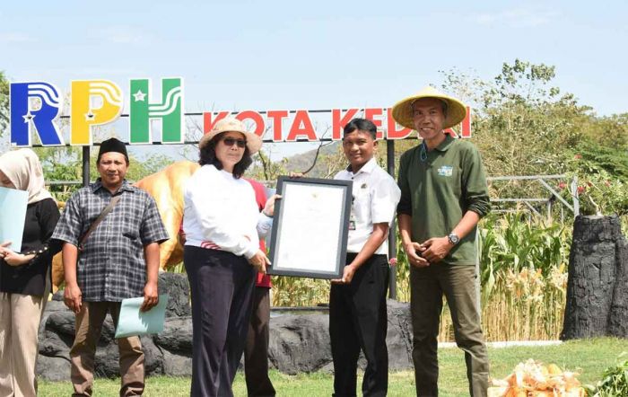 Selain Tinjau Gedung UPT RPH, Pj Wali Kota Kediri Serahkan Sertifikat Halal dan NKV RPH-R