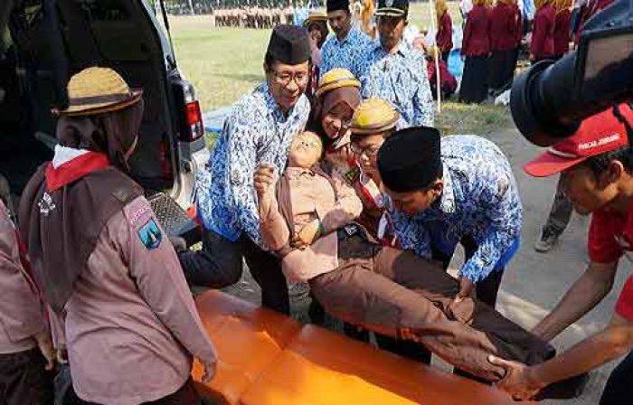 Peserta Upacara Hari Sumpah Pemuda di Jombang Bertumbangan