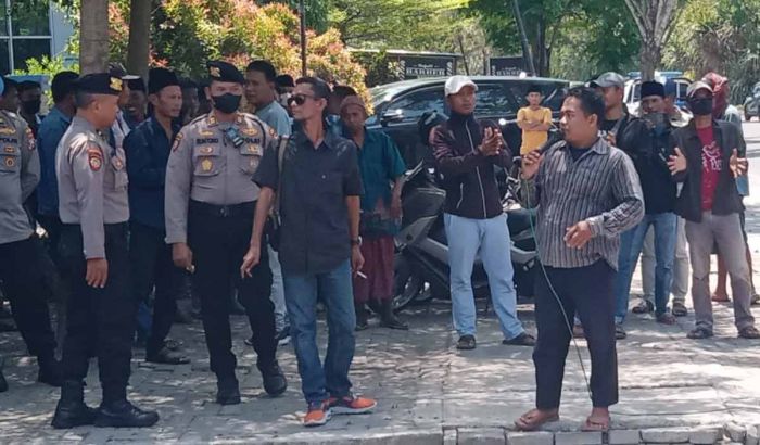 Bacakades Tak Diloloskan P2KD, Warga Demo Kantor DPMD Bangkalan