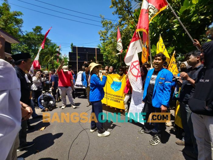 Kawal Putusan MK, Gabungan Aliansi Mahasiswa Ngajuk Berdemo di DPRD Desak Empat Tuntutan