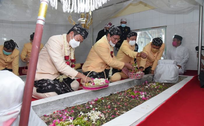 Ziarahi Makam Leluhur di HJL ke-452, Yuhronur Berharap Jadi Momentum Pencarian Jati Diri Lamongan