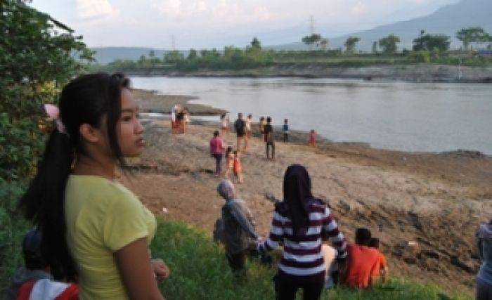 Buaya tak Nongol ketika Ratusan Masyarakat Menunggu di Kali Porong Sidoarjo