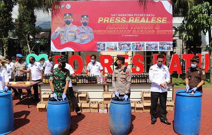 Polres Batu Musnahkan 1.162 Miras