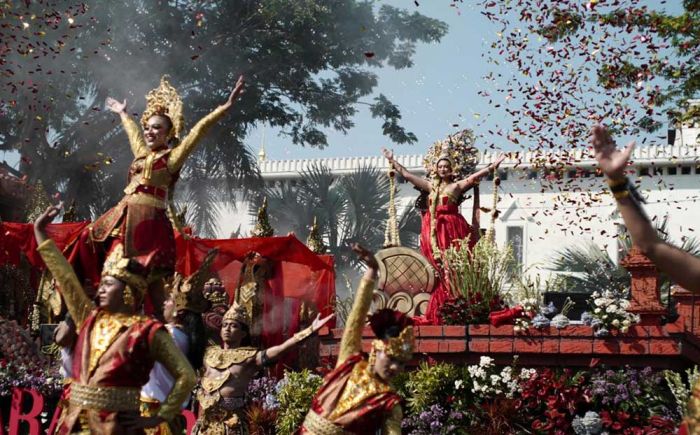 Penampilan Memukau Kontingen PT Gudang Garam di Pawai Bunga dan Parade Budaya Surabaya Vaganza