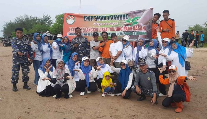 Peringati Hari Sejuta Pohon, FRPB Pamekasan Tanam Cemara Udang di Pantai Jumiang