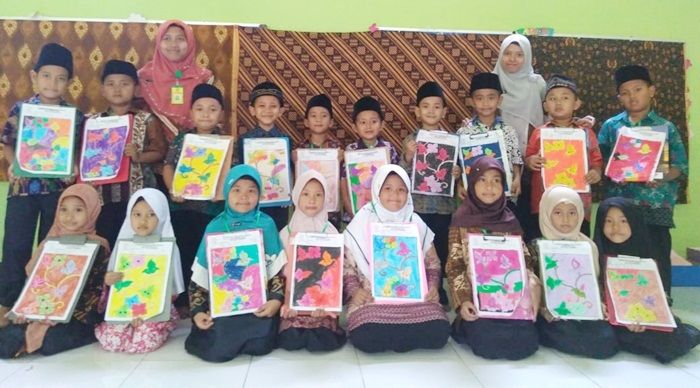 ​Puluhan Siswa SDI Aulia Prambon Sidoarjo Ikuti Lomba Mewarnai Batik