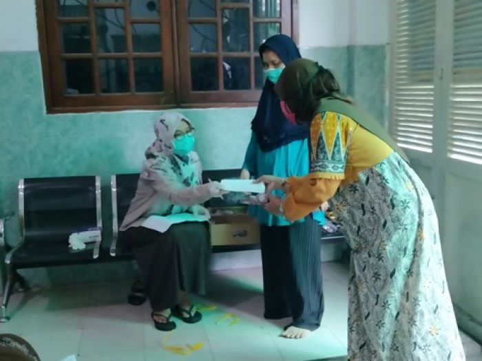 ​Istri Kiai Asep Tak Mau Kalah, Bagikan Uang Rp 250 Ribu per Orang untuk para Janda