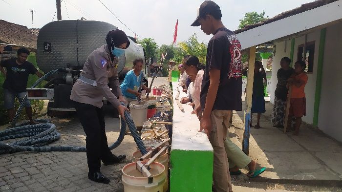 Warga Dua Desa di Jombang Semringah, Polres Kirimi Air Bersih