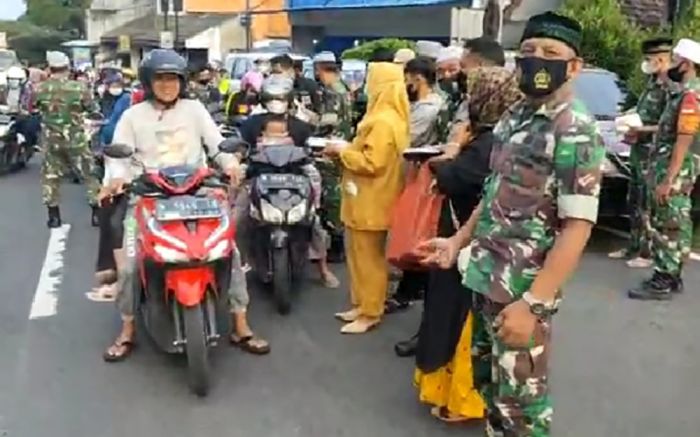 Kolaborasi Tiga Pilar, Kapolsek dan Danramil Pandaan Gelar Vaksinasi dan Bagi-Bagi Takjil 