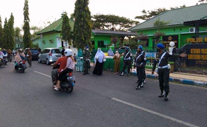 Wujud Peduli, Keluarga Besar Subdenpom V/4-3 Pamekasan Gelar Bagi-Bagi Takjil