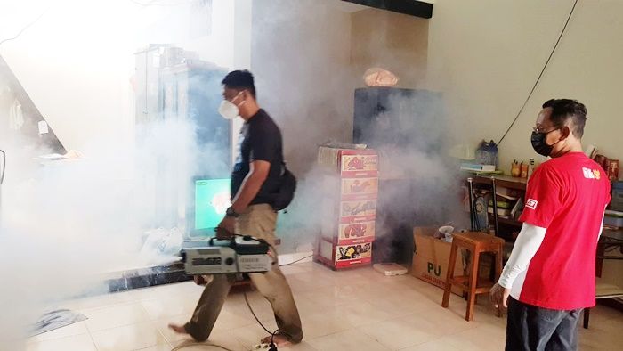 Warga Perum Taman Candiloka Sidoarjo Semprotkan Fogging Disinfektan bersama Jurnalis Peduli Pandemi