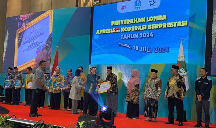 Diskop UKM Jatim Gelar Penyerahan Hadiah di Puncak HUT ke-77 Koperasi