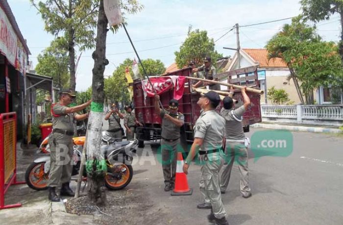 Bikin Kumuh, Satpol PP Nganjuk Bredel Spanduk dan Banner Melanggar