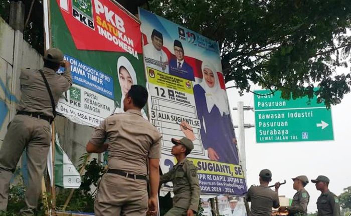 Dicueki Partai, ​Bawaslu Pasuruan dan Tim Gabungan Terpaksa Bersihkan APK