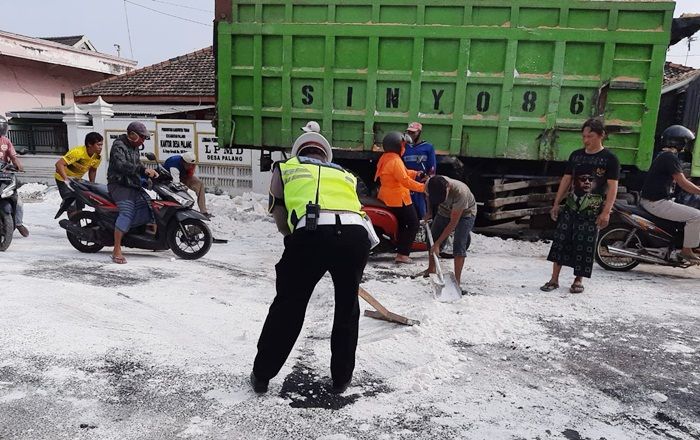 ​Adu Moncong Dum Truk di Tuban, Muatan Pedel Penuhi Badan Jalan