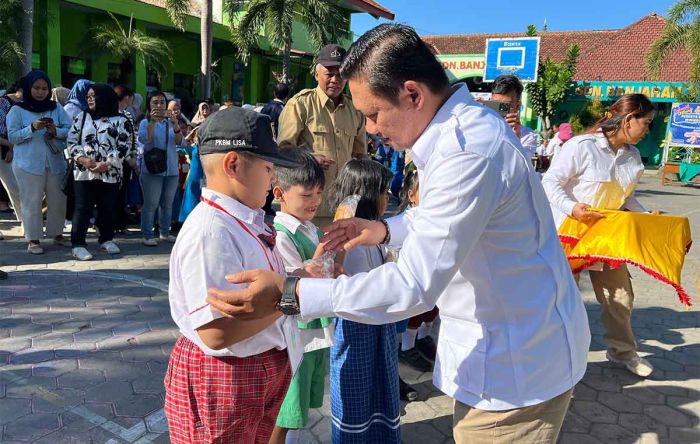 Wakil Ketua DPRD Kota Kediri Bagikan Susu dan Roti Gratis di Hari Pertama Masuk Sekolah