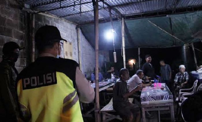 Kapolresta Sidoarjo Bubarkan Warga Bergerombol, Semprot Disinfektan Warkop