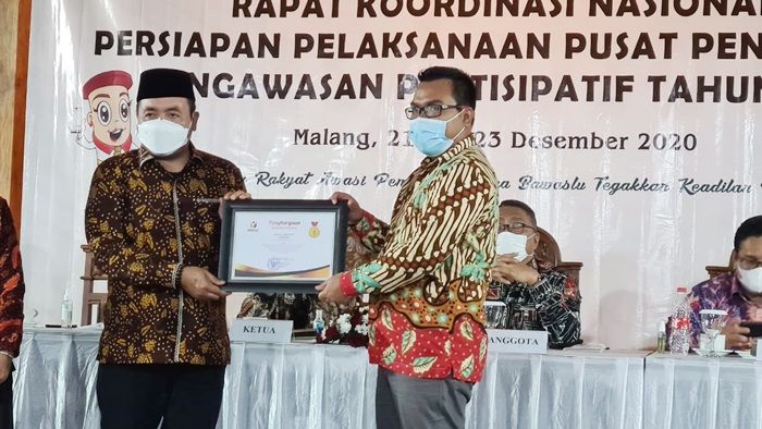 Bawaslu Gresik Raih Penghargaan Terbaik Pertama Pengguna Siwaslu Pilkada Serentak 2020