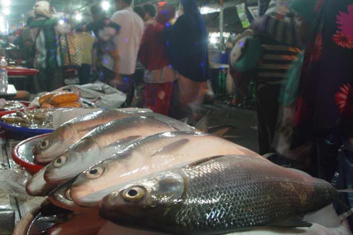 Pedagang Padati Pasar Bandeng Gresik