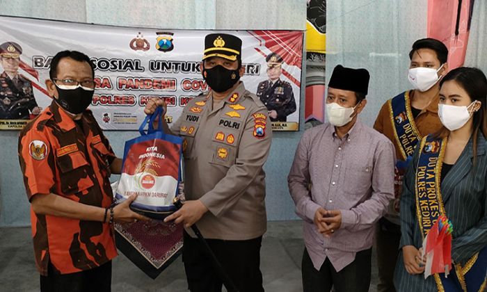 Kolaborasi dengan Pemuda Pancasila, Polres Kediri Kota Salurkan Paket Sembako untuk Warga Terdampak