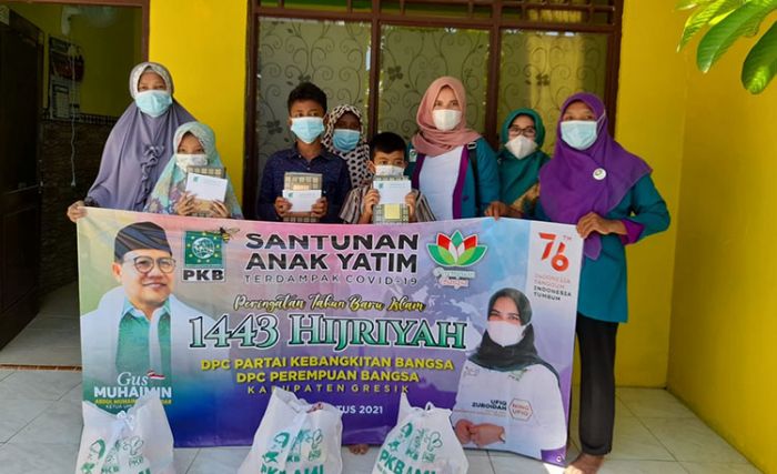 Bersama Perempuan Bangsa Gresik, Ufiq Zuroida Santuni Anak Yatim Terdampak Covid-19 di 16 Kecamatan