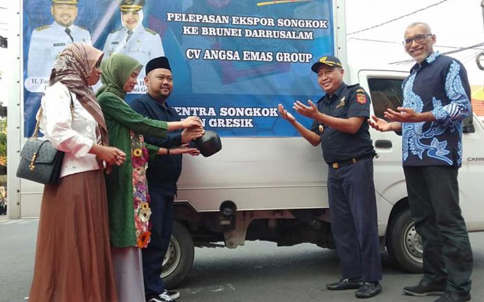 Bupati Gresik Lepas Ekspor Produk UMKM Songkok ke Brunei Darussalam