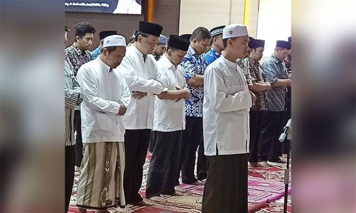 Kepala BPKAD dan Staf Salat Gaib untuk Almarhum Habibie