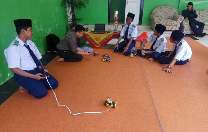 Keren, Santri Asal Blitar Ciptakan Robot Soccer, Bakal Ikut Lomba di Jepang